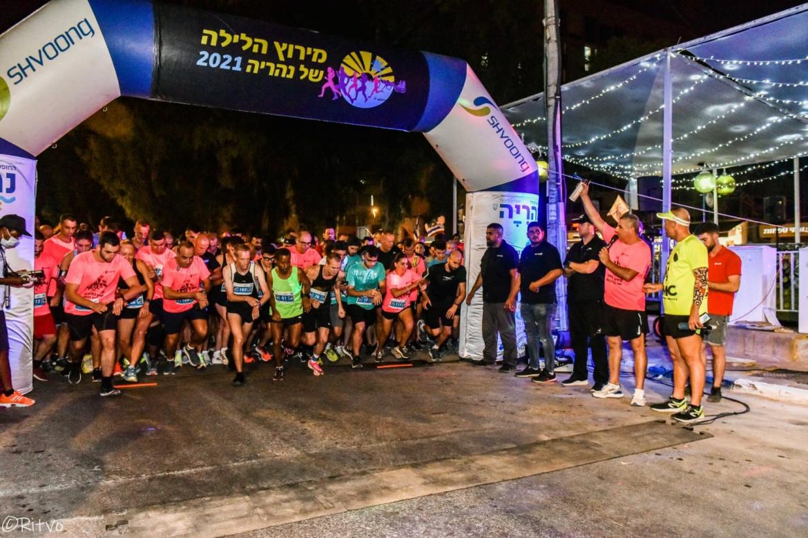 מירוץ הלילה נהריה רצים ברגע הזנקת המרוץ.jpg