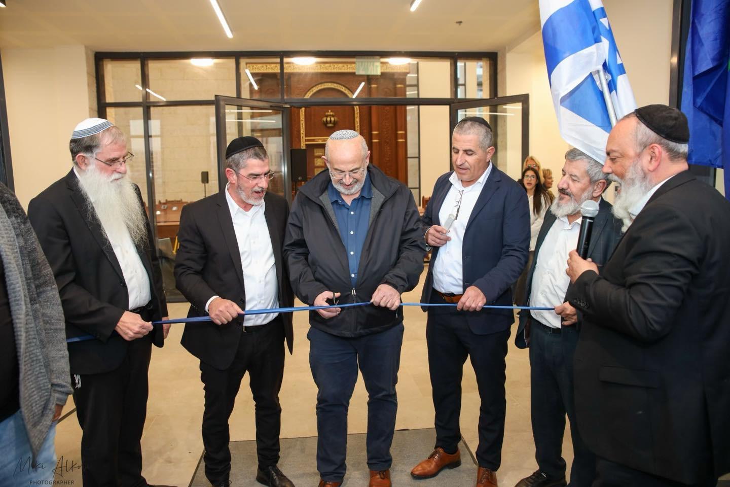 ראש העירייה, רונן מרלי, סגן ראש העיר, חיים רואש, חברי מועצה, הרב יחזקאל רפאלי, מנהל מחוז חיפה במשרד הבינוי והשיכון בטקס חנוכת בית הכנסת