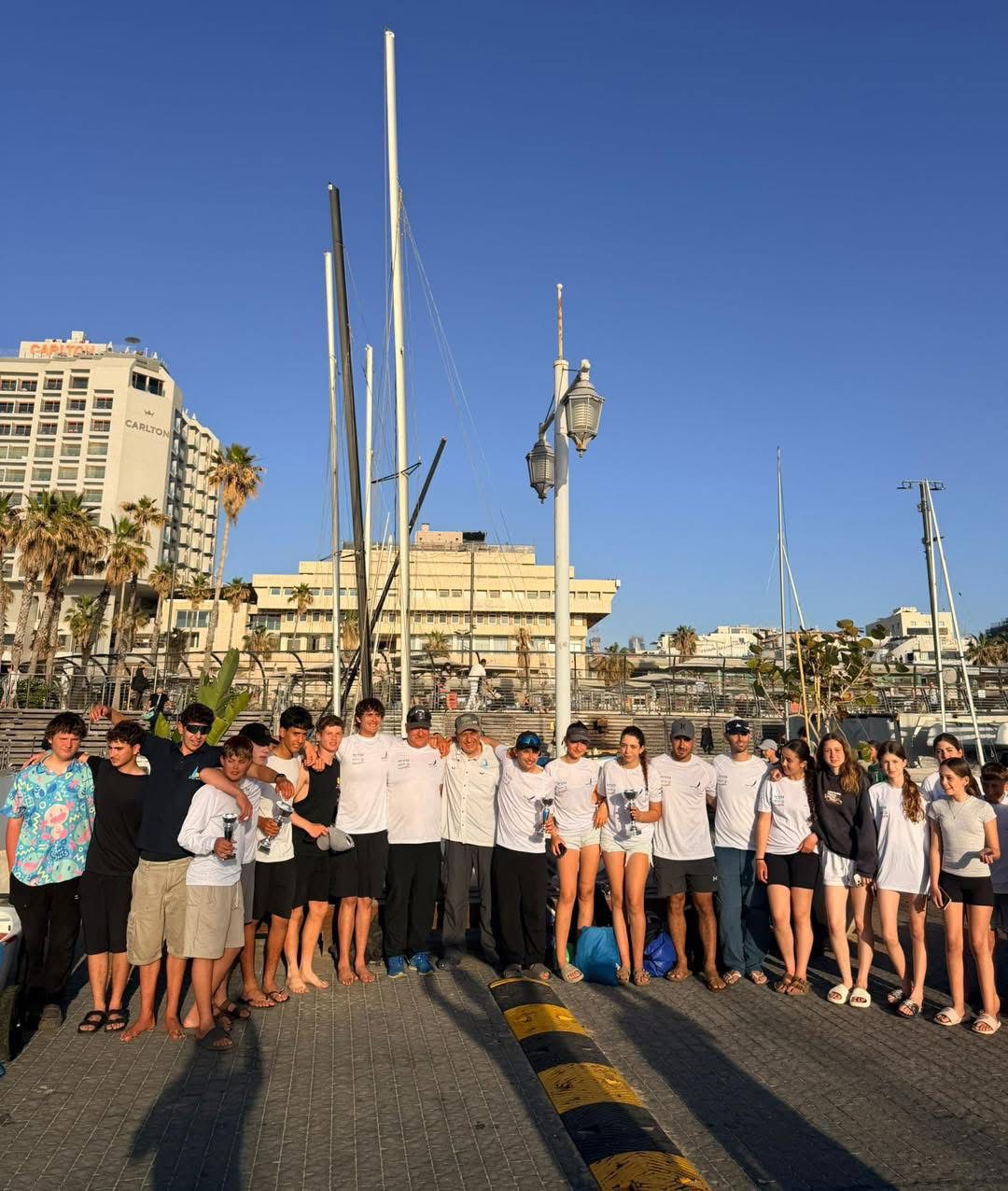 צוות השייטים והצוות המקצועי בתמונה משותפת